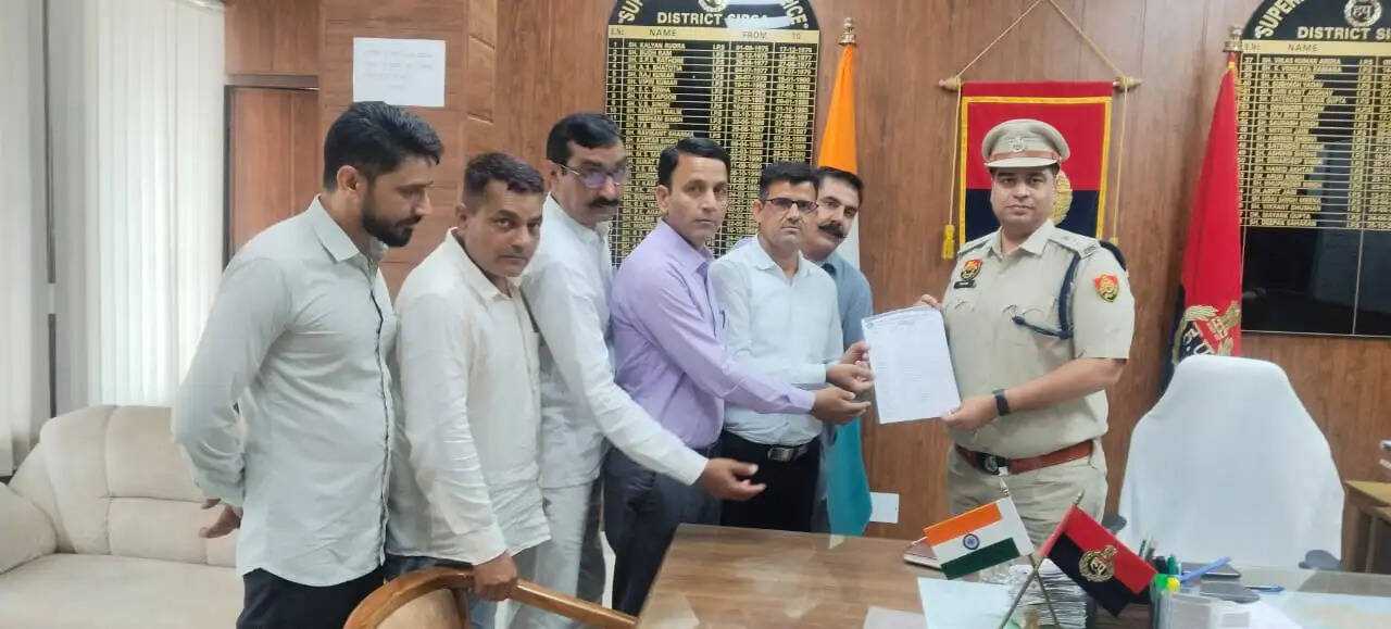 सिरसा: बीएलओ से मारपीट मामले में अध्यापकों में रोष, डीसी-एसपी को सौंपा ज्ञापन