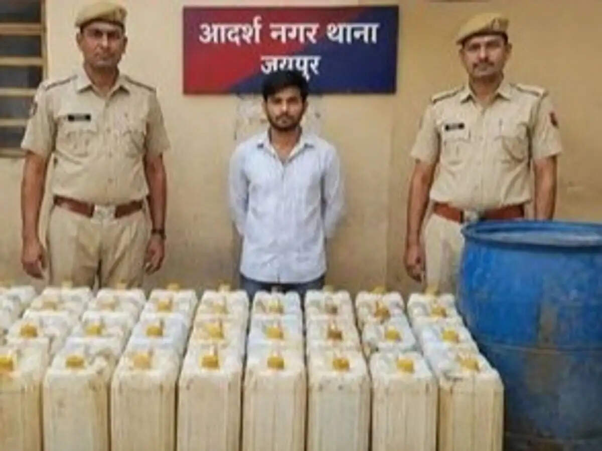 रिहायशी मकान से किया 820 लीटर अवैध तारपीन जब्त