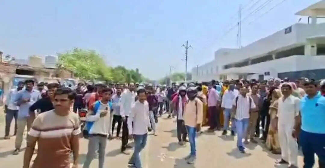 सैलरी बढ़ाने की मांग को लेकर फुटवियर फैक्टरी के बाहर कर्मचारियों का हंगामा