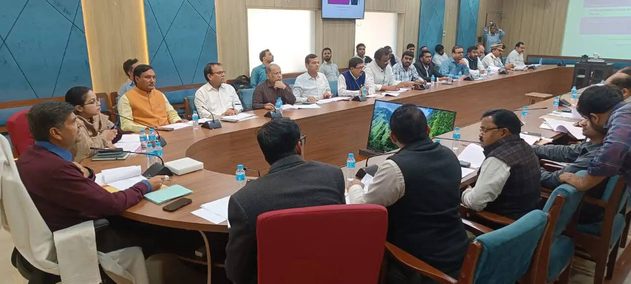 गीडा क्षेत्र में अवैध रूप से खड़े टैंकरों पर दर्ज होगा मुकदमा : मंडलायुक्त