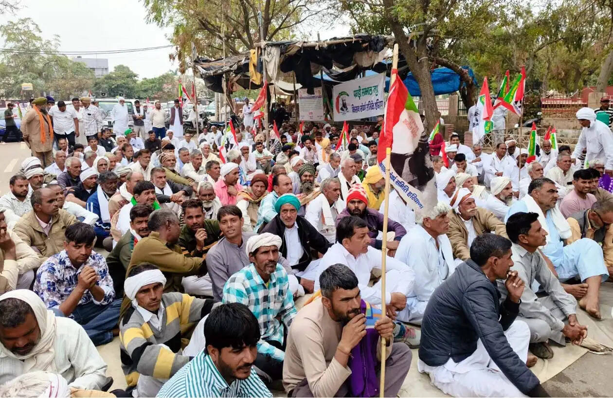 हिसार में फसल खराबे व बीमा क्लेम की मांग पर लघु सचिवालय पर किसानों का धरना