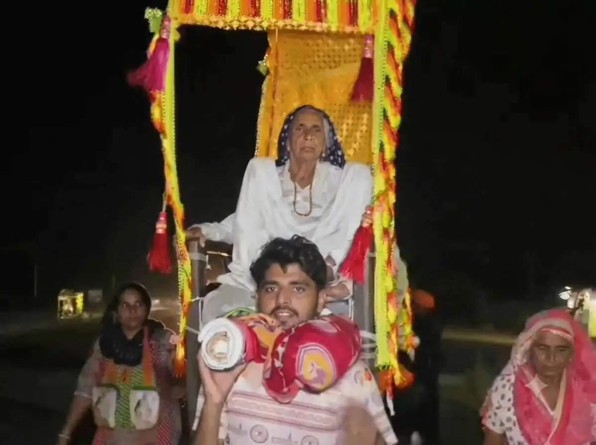 पोते और दोहते ने 102 वर्षीय दादी को पालकी में बैठाकर कराए हरिद्वार दर्शन