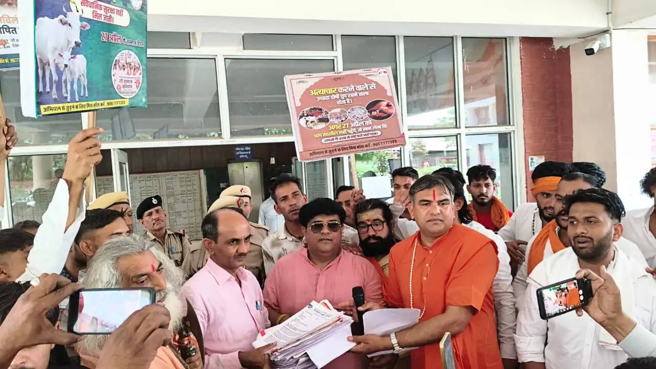 जींद : गौभोक्तों ने प्रदर्शन कर एसडीएम को सौंपा ज्ञापन