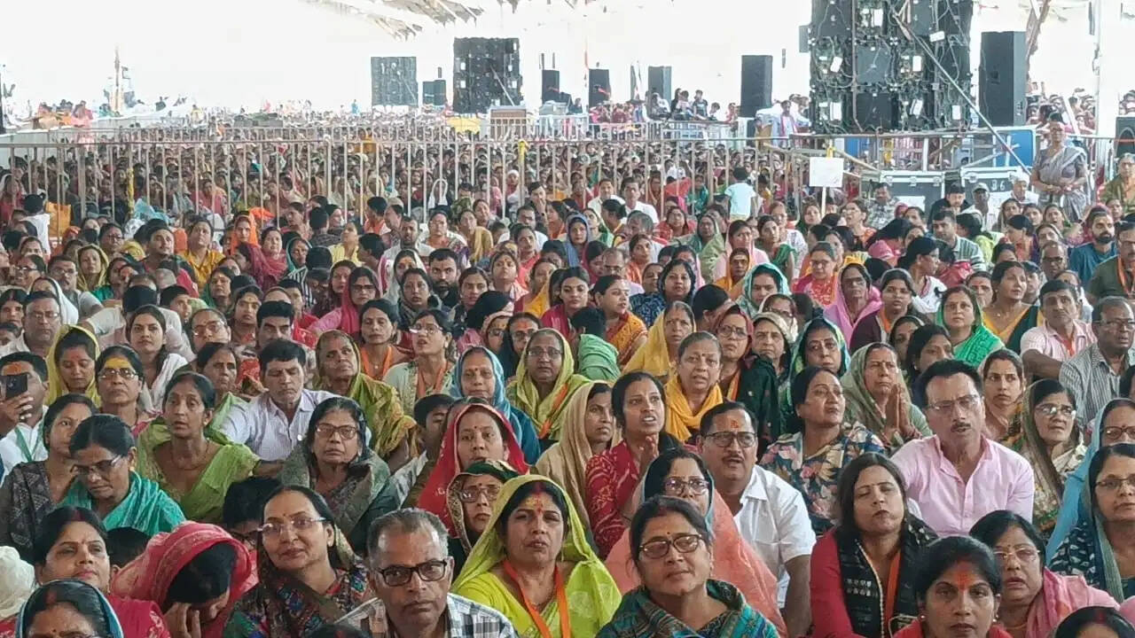 रांची में शिव महापुराण कथा का दूसरा दिन भक्ति में सराबोर, पंडित प्रदीप मिश्रा ने दिया सत्य और संयम का संदेश