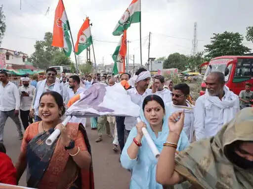 पन्ना में कांग्रेस का चुनाव आयोग के खिलाफ प्रदर्शन, अर्थी यात्रा निकालकर जताया विरोध