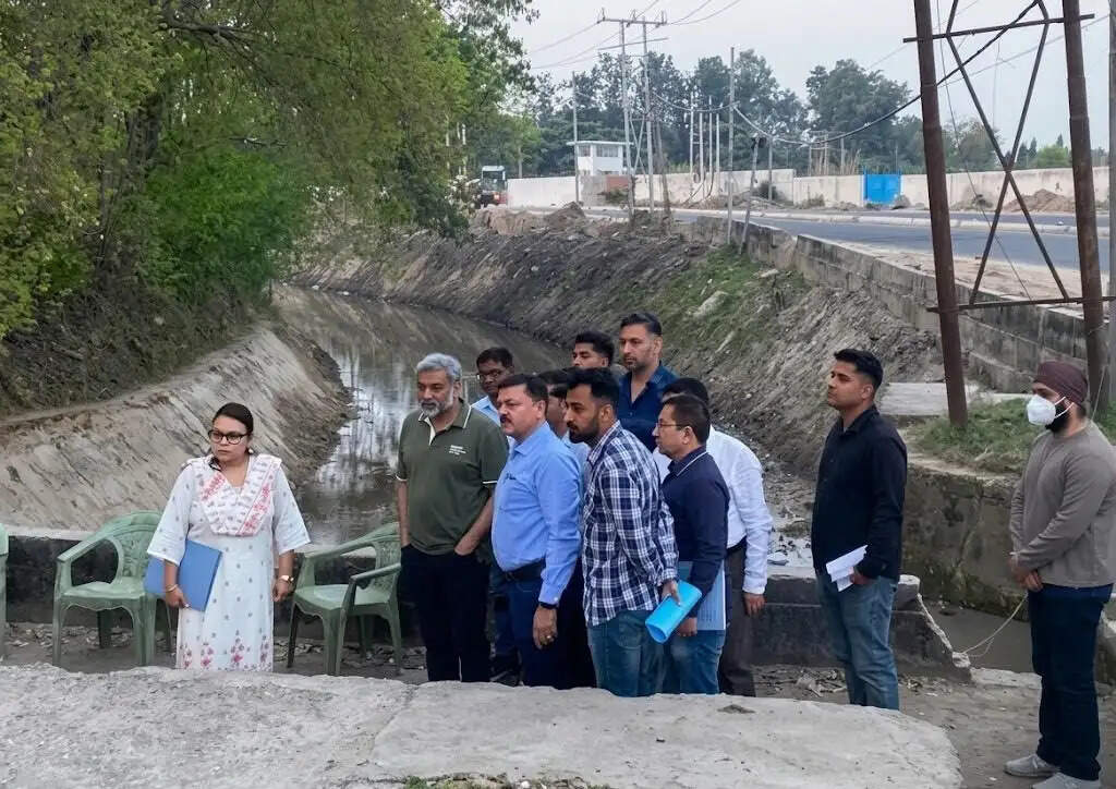 रणबीर व तवी नहरों का निरीक्षण, वित्तीय आयुक्त शालीन काबरा ने डी-सिल्टिंग कार्यों की समीक्षा की