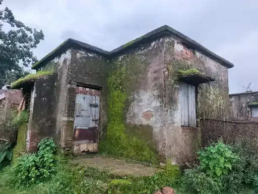 अनूपपुर: हुडको के जर्जर आवासों में जान जोखिम में डाल रह रहे लोग, नगर परिषद ने भेजा नोटिस