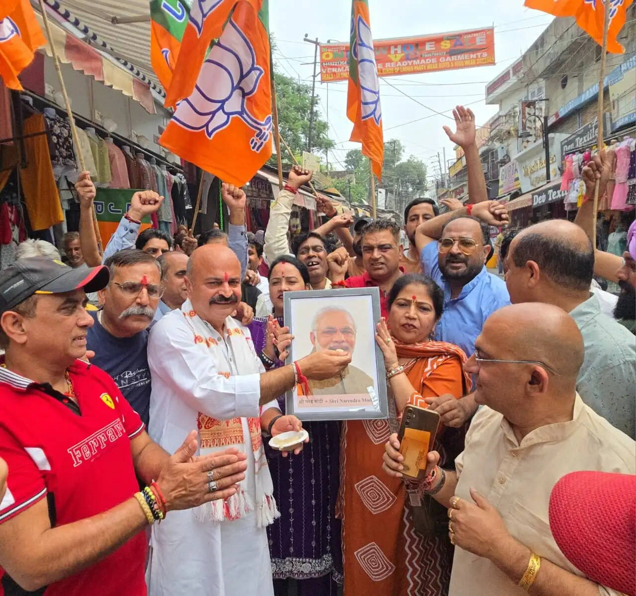 पश्चिम बंगाल में भाजपा की जीत पर जम्मू पूर्व में जश्न विधायक युधवीर ने कार्यकर्ताओं व लोगों में बांटी मिठाइयां