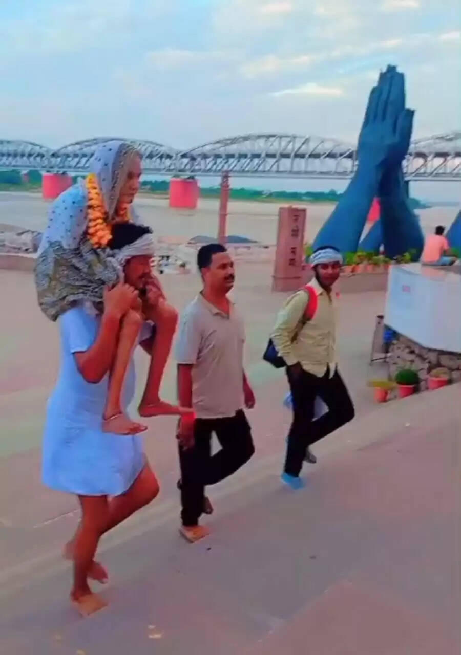 कलयुग के श्रवण कुमार : 90 वर्षीय मां को कंधे पर बिठाकर पहुंचे काशी