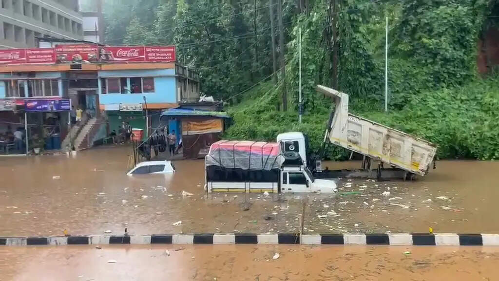 मूसलाधार बरसात के बाद एनएच 27 और 6 पर यातायात प्रभावित