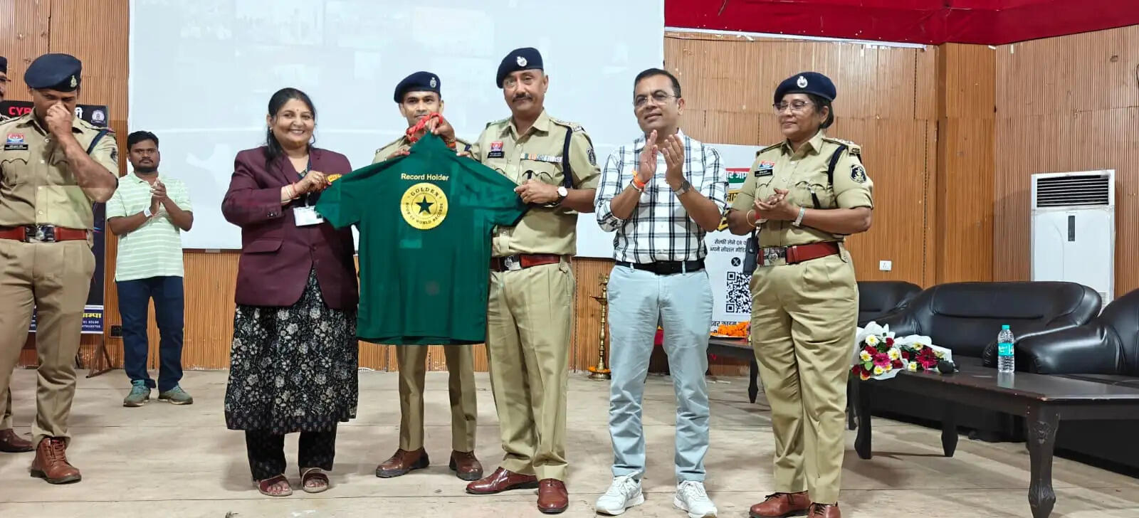 जांजगीर-चांपा का नाम गोल्डन बुक ऑफ वर्ल्ड रिकॉर्ड में दर्ज, एक घंटे में एक लाख से अधिक लोगों ने बांधी ‘साइबर जागृति की राखी’