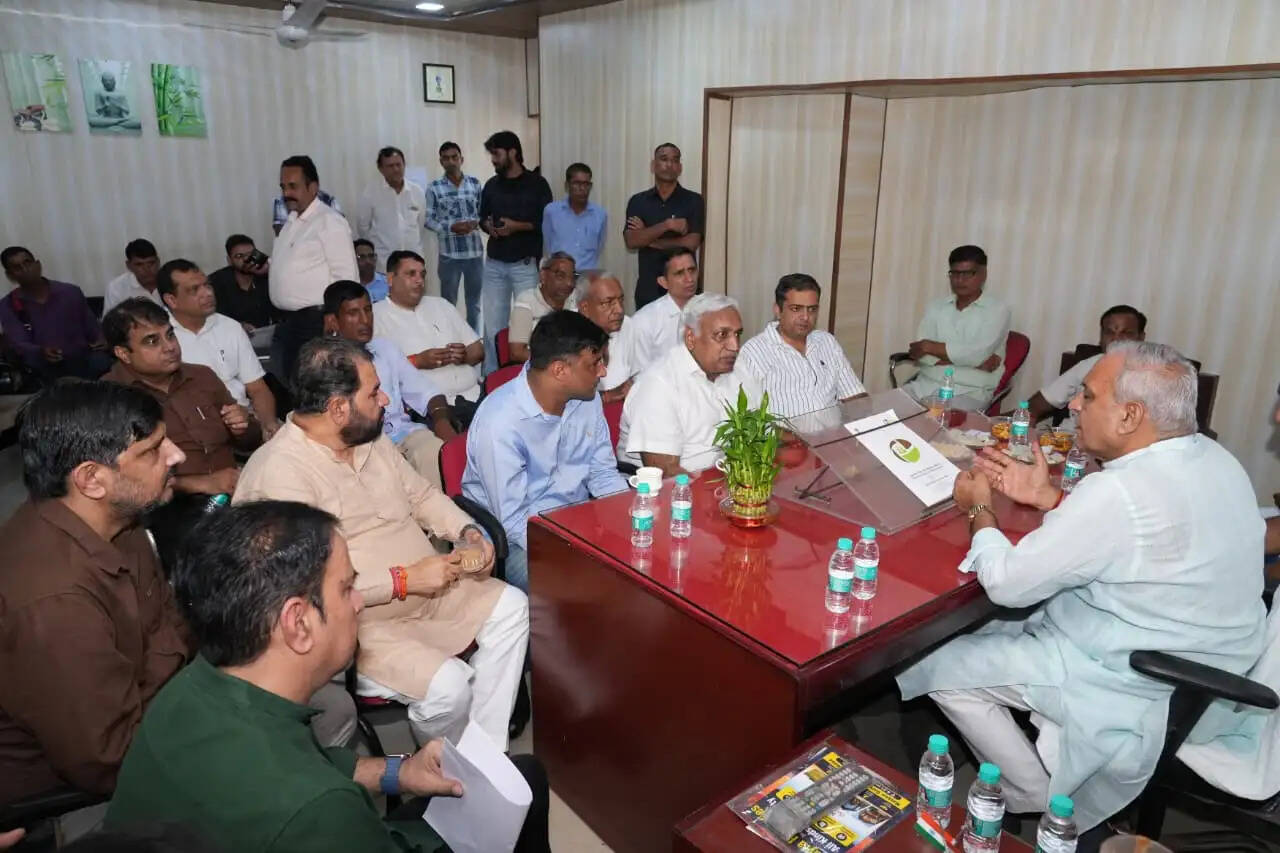 हिसार : अनाज मंडी में जलभराव पर मंत्री गंगवा ने अधिकारियों को लगाई फटकार, दी कार्रवाई की चेतावनी