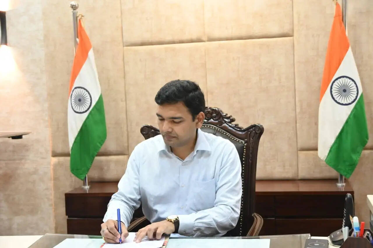 जबलपुर के नए कलेक्टर अरुण कुमार विश्वकर्मा ने संभाला पदभार, गौरीघाट में किए मां नर्मदा के दर्शन