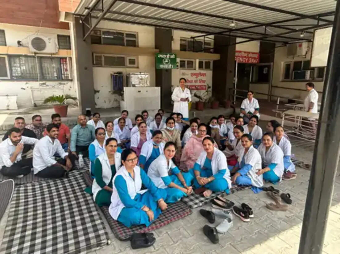 कैथल: ऑनलाइन ट्रांसफर पॉलिसी के विरोध में नर्सिंग स्टाफ ने खोला मोर्चा