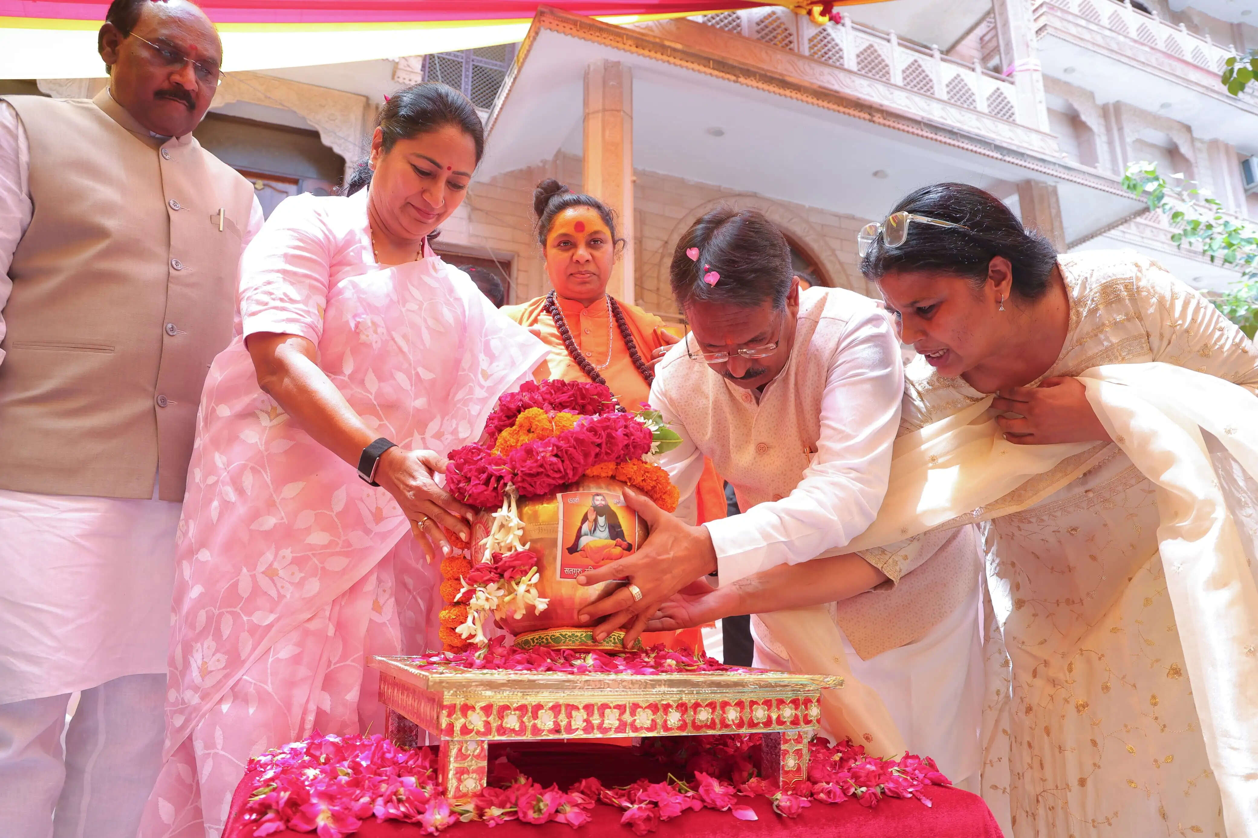 वाराणसी से आई संत रविदास जन्मस्थली की पावन माटी का दिल्ली में स्वागत, करोलबाग विश्रामधाम में कलश स्थापित