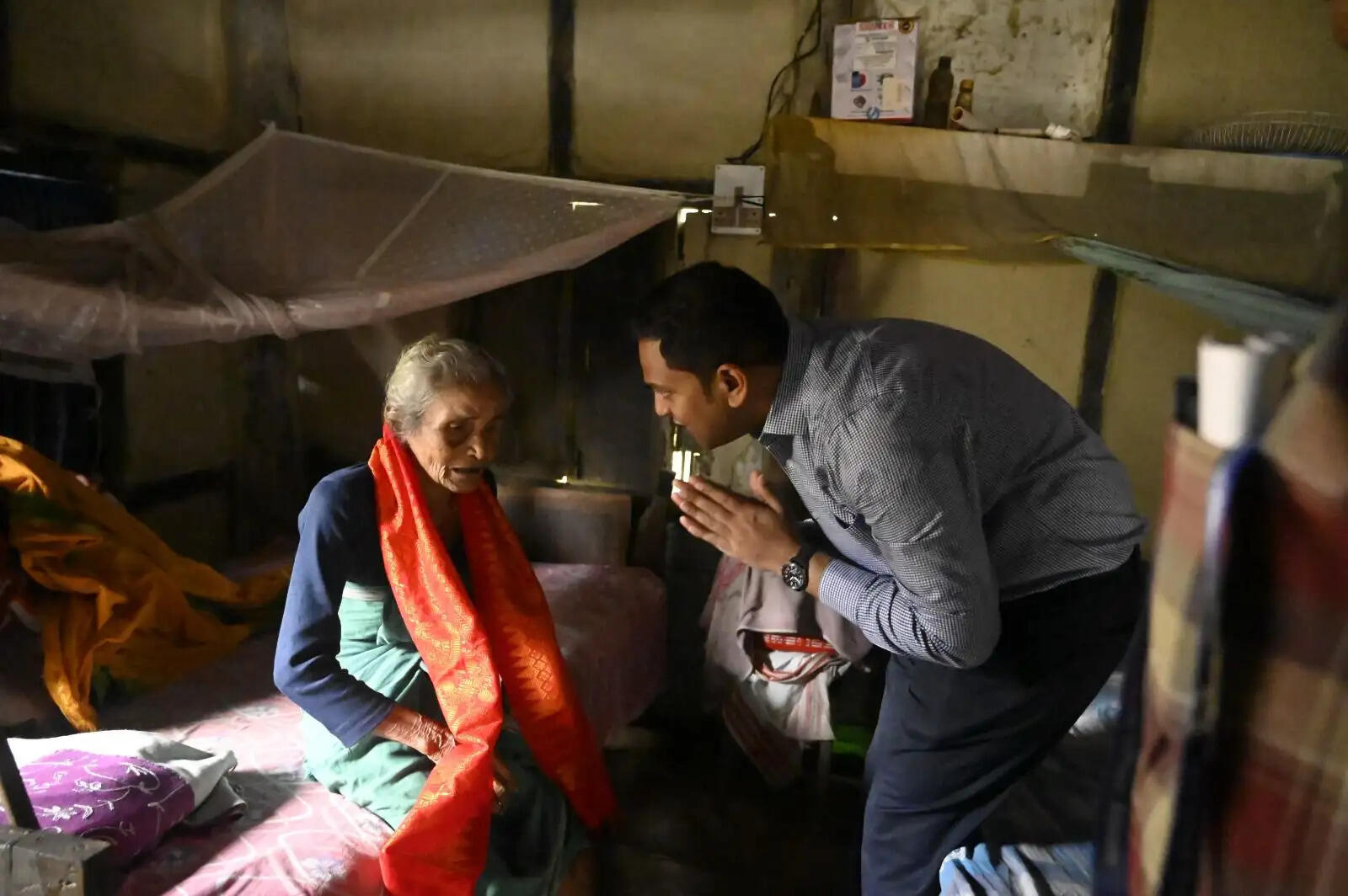 हर द्वार पर लोकतंत्र : कोकराझार में 101 वर्षीय मतदाता सुकाली बर्मन का सम्मान