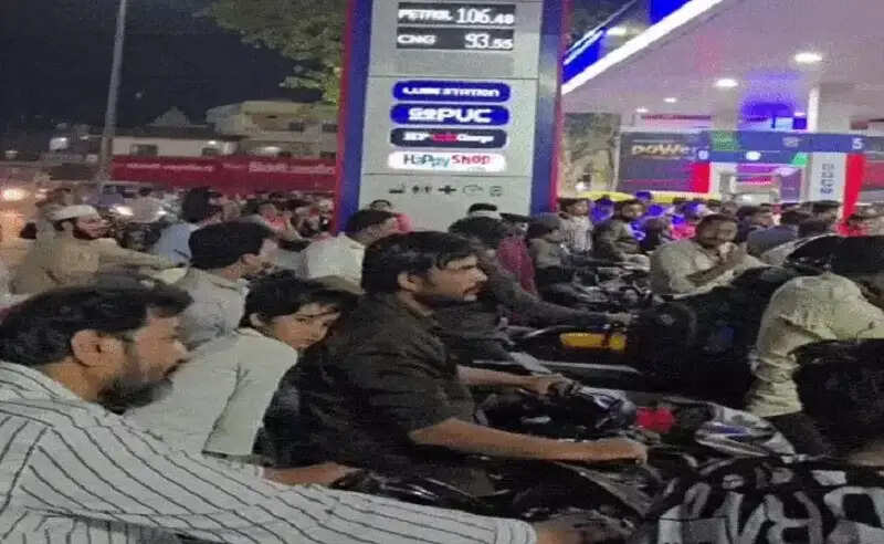 मप्र: इंदौर समेत कई शहरों में पेट्रोल पंपों पर उमड़ी भीड़, धक्का-मुक्की