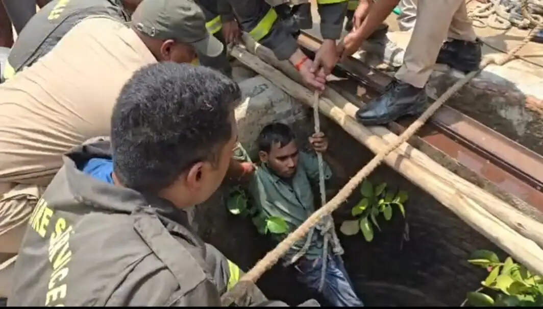 औरैया : गहरे कुएं में गिरे युवक को रेस्क्यू कर फायरमैन ने बचाया