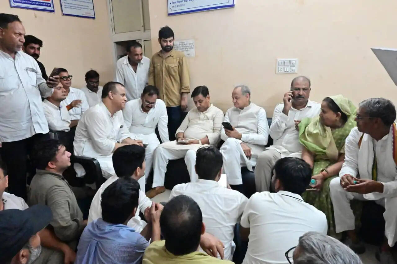 शिक्षा मंत्री के इस्तीफे की मांग पर जयपुर में कांग्रेस का विरोध प्रदर्शन