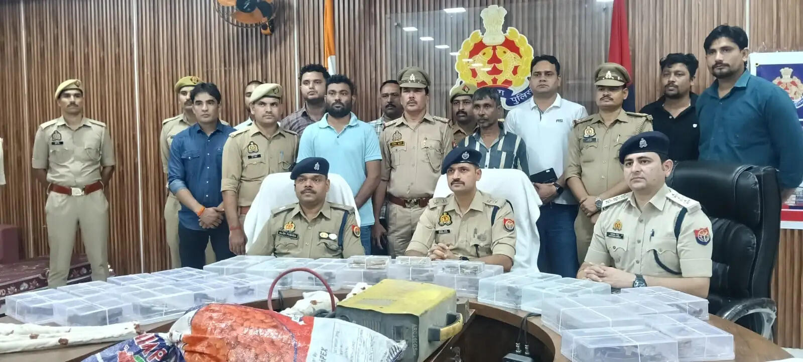 औरैया : खेत में चल रही थी अवैध शस्त्र फैक्ट्री, 19 तमंचों के साथ एक गिरफ्तार