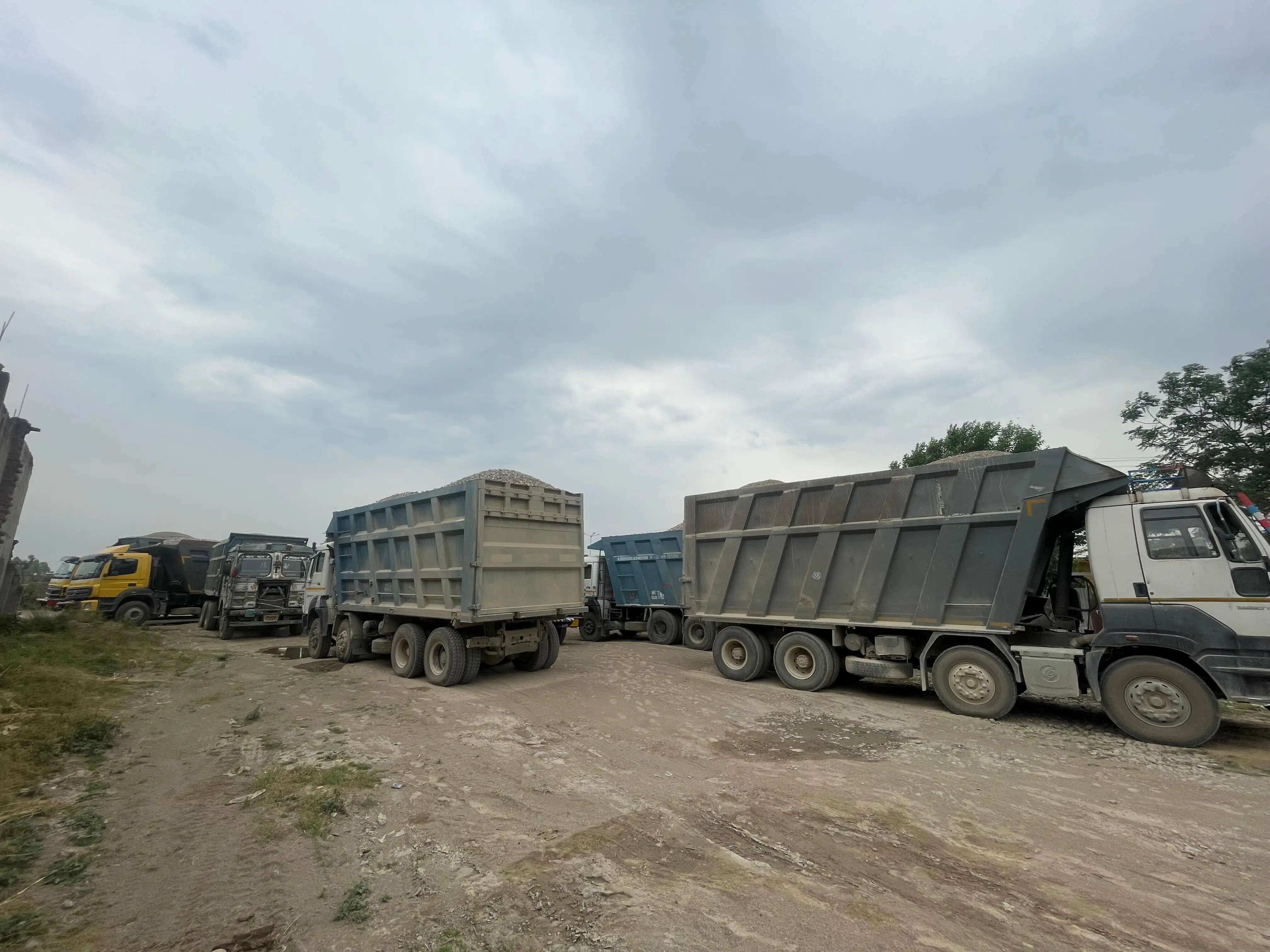 नूरपुर में अवैध खनन के खिलाफ बड़ी कार्रवाई, 19 भारी मल्टी-एक्सल ट्रक जब्त