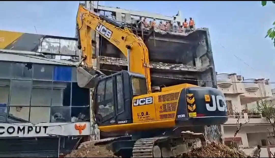 अलीगंज आग हादसा : एलडीए ने बुलडोजर से इमारत ढहाया