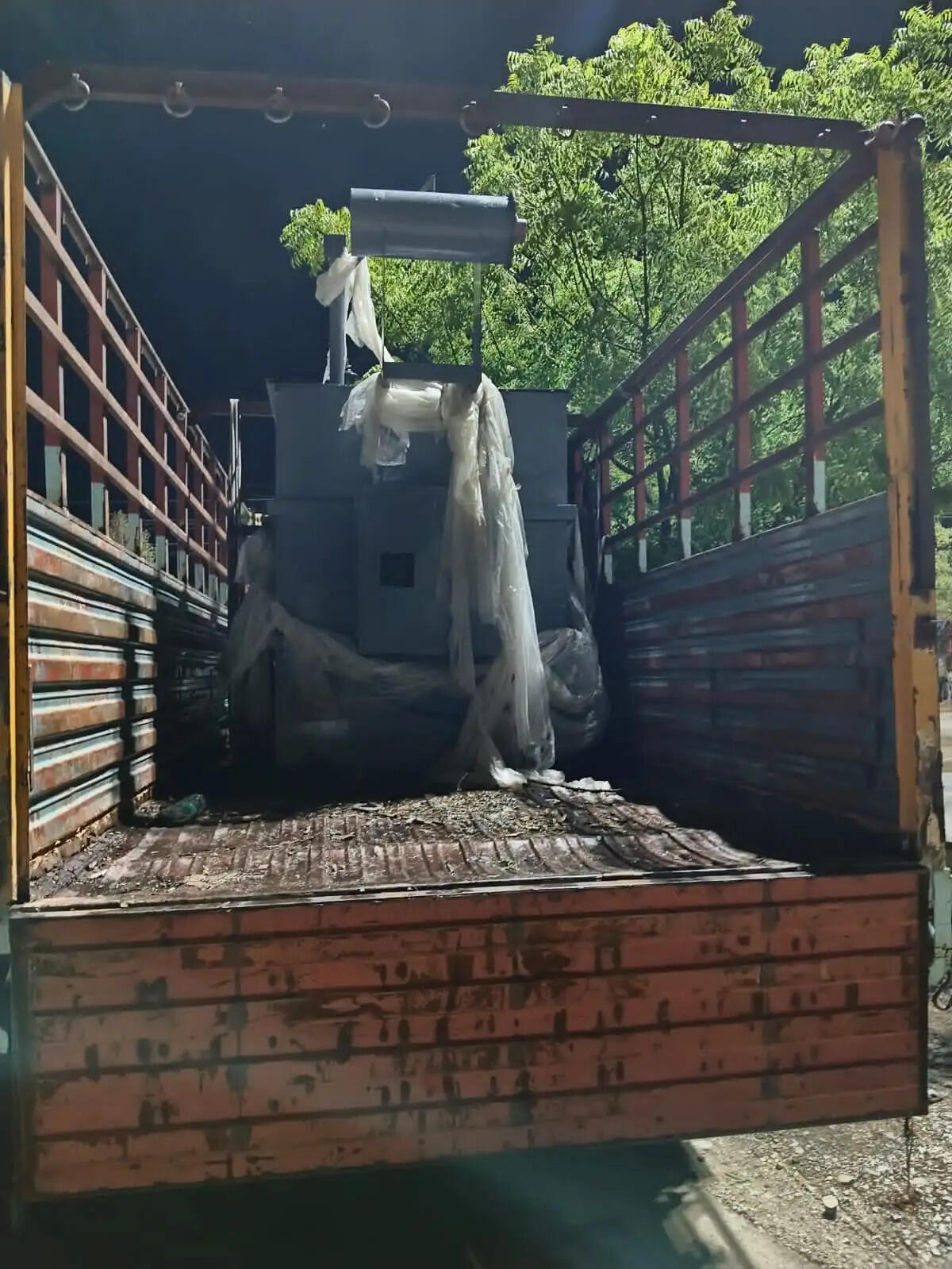 ट्रांसफार्मर में गुप्त चैंबर बना कर हो रही थी तस्करी, निम्बाहेड़ा पुलिस ने पकड़ी 300 पेटी बीयर