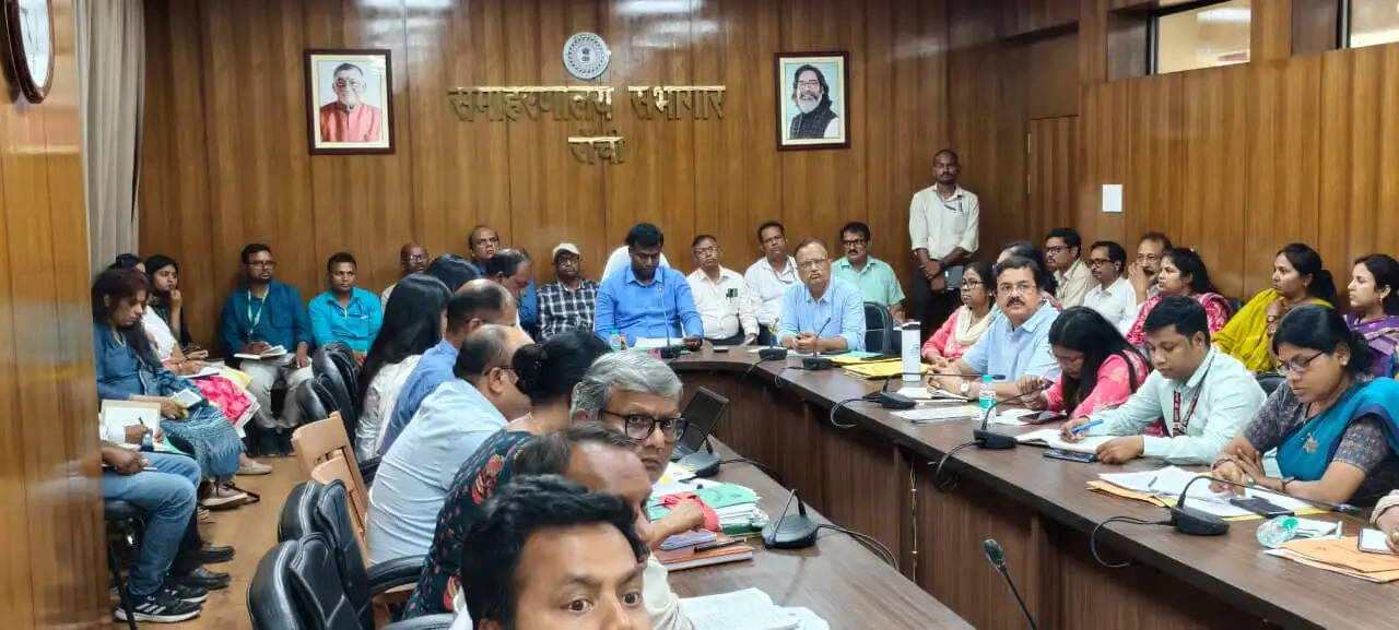 योजनाओं के क्रियान्वयन में शत-प्रतिशत लक्ष्य सुनिश्चित करें : भजन्त्री