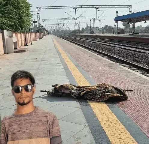 झुंझुनू में ट्रेन की चपेट में आने से युवक की मौत