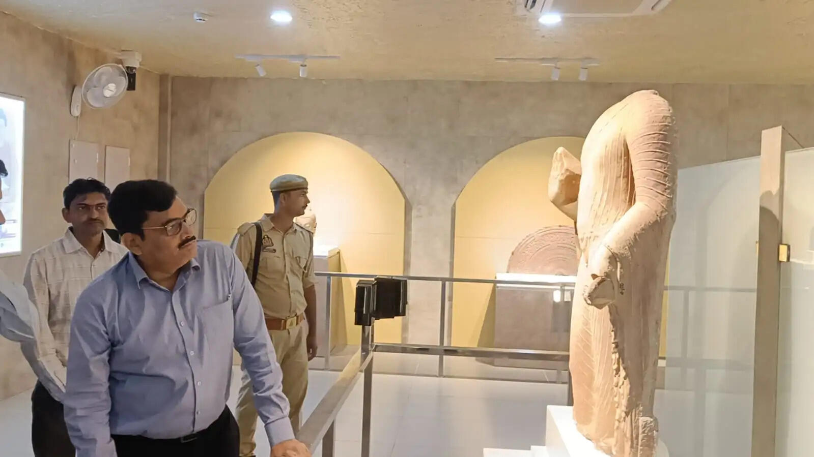गोरखपुर : बौद्ध संग्रहालय में सजी अंतरराष्ट्रीय ललित कला प्रदर्शनी, मंडलायुक्त ने किया उद्घाटन