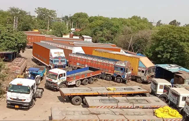 दिल्ली-एनसीआर में ट्रांसपोर्ट हड़ताल से दूसरे दिन भी फल-सब्जी की सप्लाई पर असर संभव