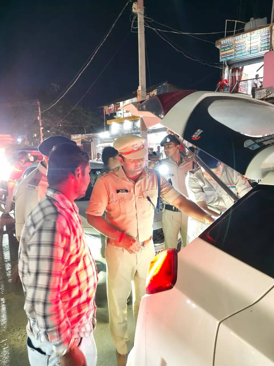 देर रात सड़कों पर उतरे एसएसपी, नगर थाने का भी किया औचक निरीक्षण