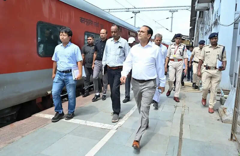 पूसीरे के जीएम ने कामाख्या स्टेशन का निरीक्षण कर अंबुबासी मेले की तैयारियों का लिया जायजा