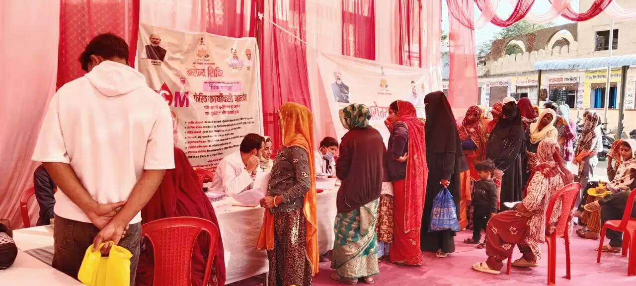 आरोग्य शिविरों में उमड़ी भीड़: रोगियों को मिली निःशुल्क स्वास्थ्य सेवाऐं