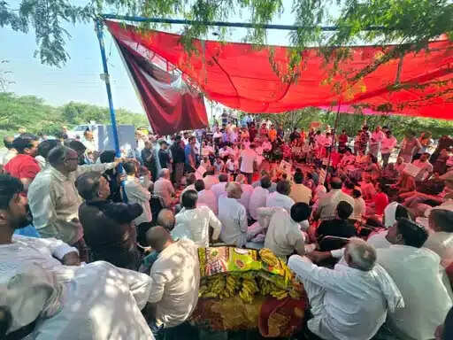 फरीदाबाद : कूड़ा डालने के विरोध में लोगों का धरना जारी