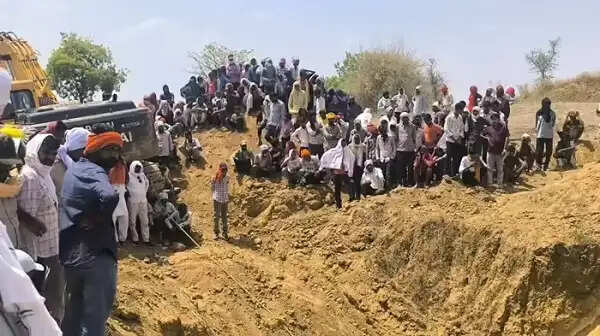 पन्ना कुआं हादसे में बड़ा खुलासा, एक साल पुराने निर्माण को ठेके पर कराने के आरोप