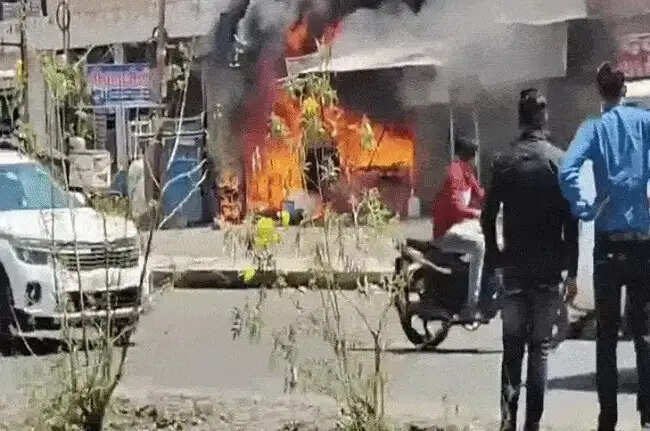 इंदौरः पटेल मार्केट में रेस्टोरेंट में लगी भीषण आग, मेडिकल स्टोर और क्लिनिक भी चपेट में आई