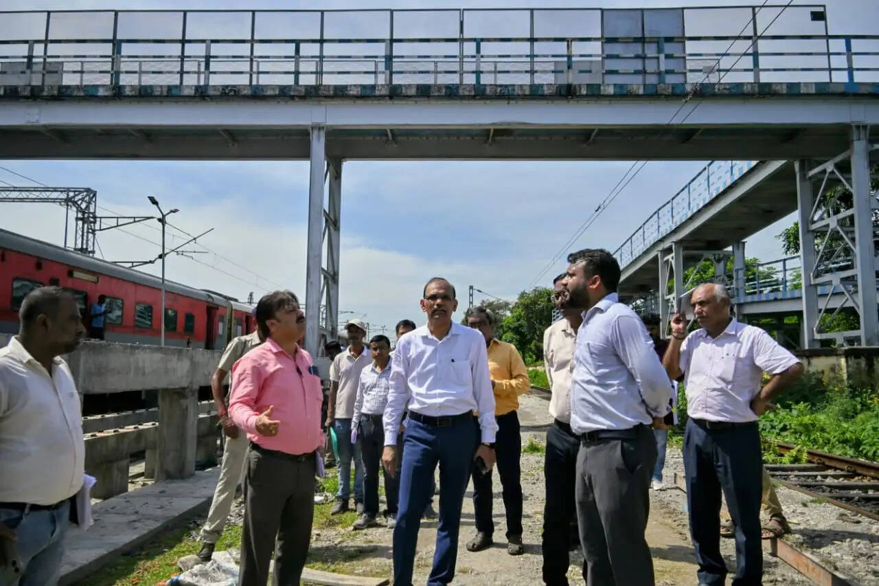 डीआरएम देवेंद्र सिंह ने कोचिंग डिपो का किया निरीक्षण
