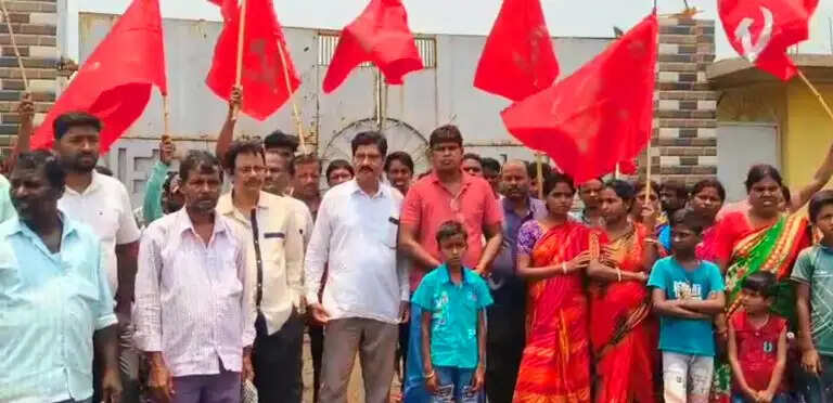 दुर्गापुर-फरीदपुर के सरपी इलाके में बिना नोटिस के 31 श्रमिकों की छंटनी, कारखाने के गेट पर प्रदर्शन