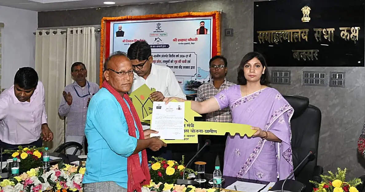 ग्रामीण आवास योजना से बक्सर के पात्र परिवारों को मिला पक्का आवास लाभुकों के बीच आवास की चाबी व स्वीकृति पत्र वितरित