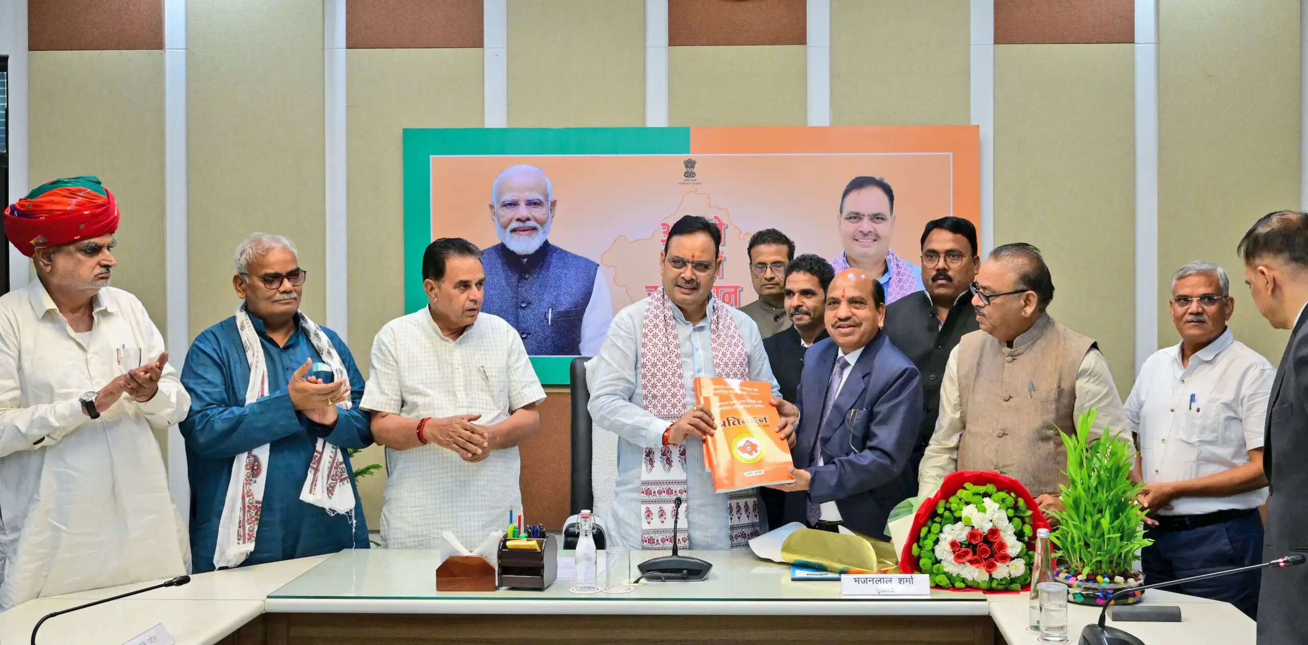 मुख्यमंत्री को राजस्थान राज्य अन्य पिछड़ा वर्ग (राजनैतिक प्रतिनिधित्व) आयोग ने सौंपा प्रतिवेदन