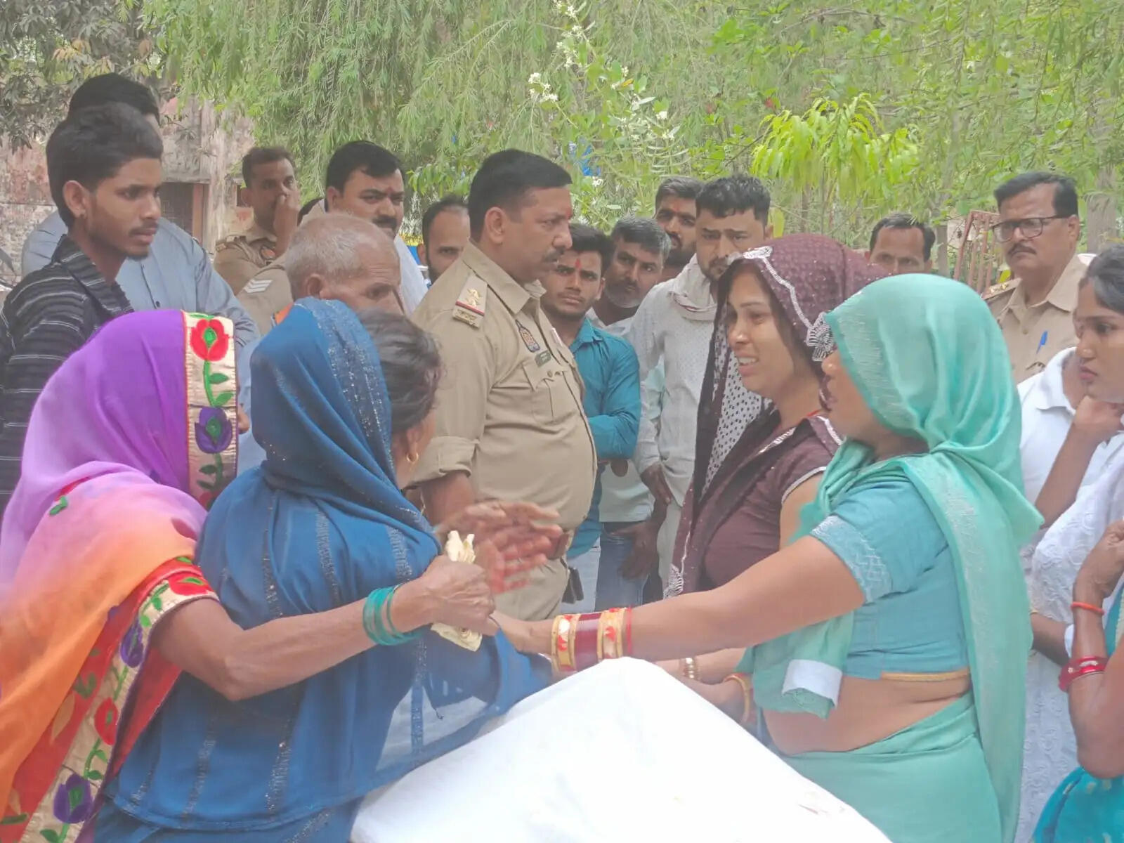 सड़क हादसे में एक युवक की मौत, दो घायल