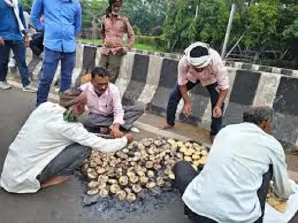 (लीड) भोपाल में किसान आंदोलन उग्र, चार सुरक्षा घेरे तोड़ सीएम आवास की ओर बढ़े किसान, पुलिस से धक्का-मुक्की