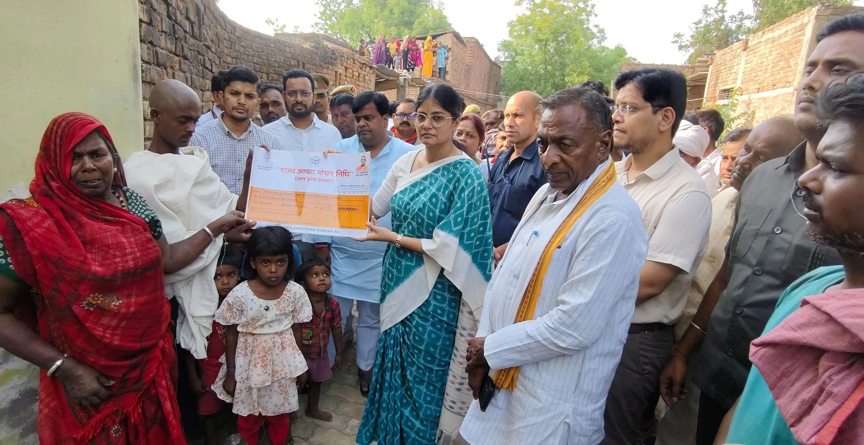 आंधी-तूफान पीड़ित परिवारों से मिलीं अनुप्रिया पटेल, सहायता राशि का चेक सौंपा