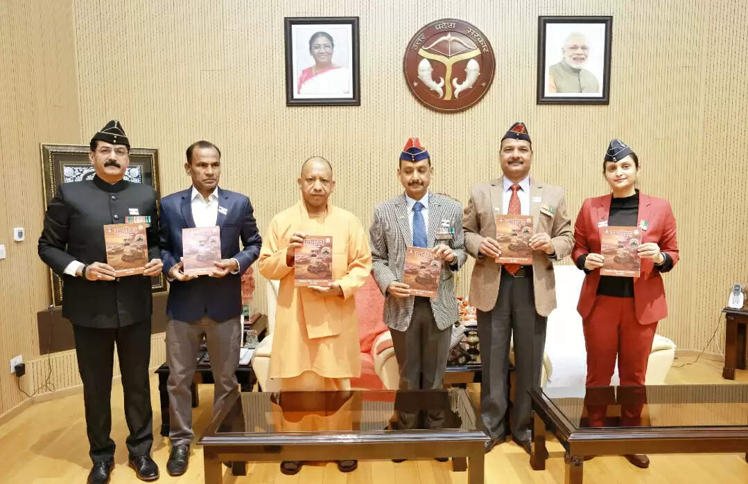 मुख्यमंत्री योगी ने 'फ्लैग पिन' और 'स्मारिका' का विमोचन किया