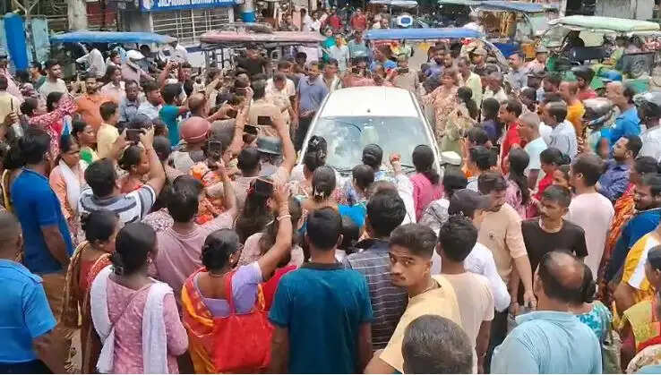 तृणमूल नेता कृष्ण दास की बेटी प्रणयिता दास की गाड़ी पर फेंके गए अंडे, भाजपा महिला कार्यकर्ताओं का प्रदर्शन