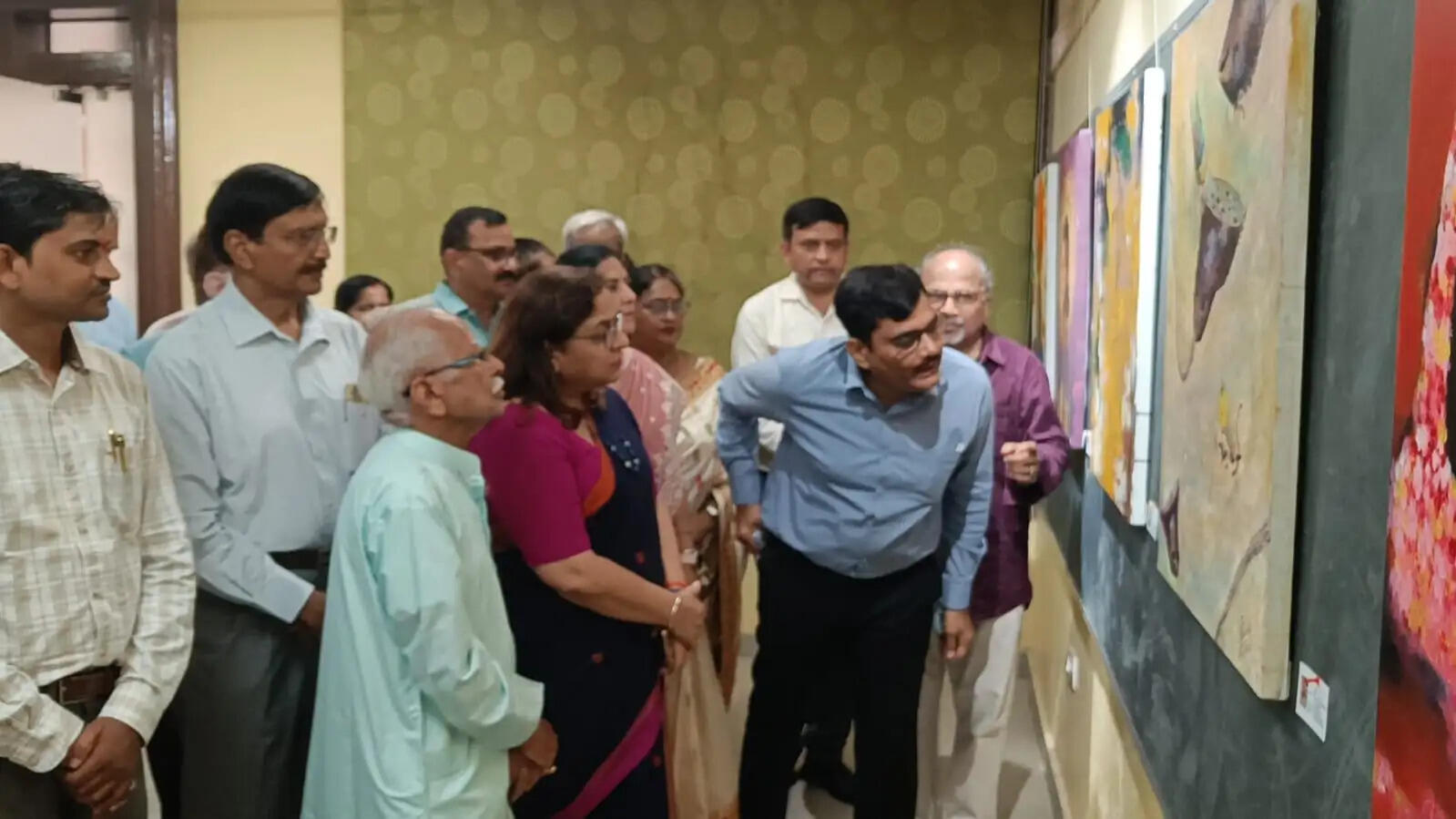 गोरखपुर : बौद्ध संग्रहालय में सजी अंतरराष्ट्रीय ललित कला प्रदर्शनी, मंडलायुक्त ने किया उद्घाटन