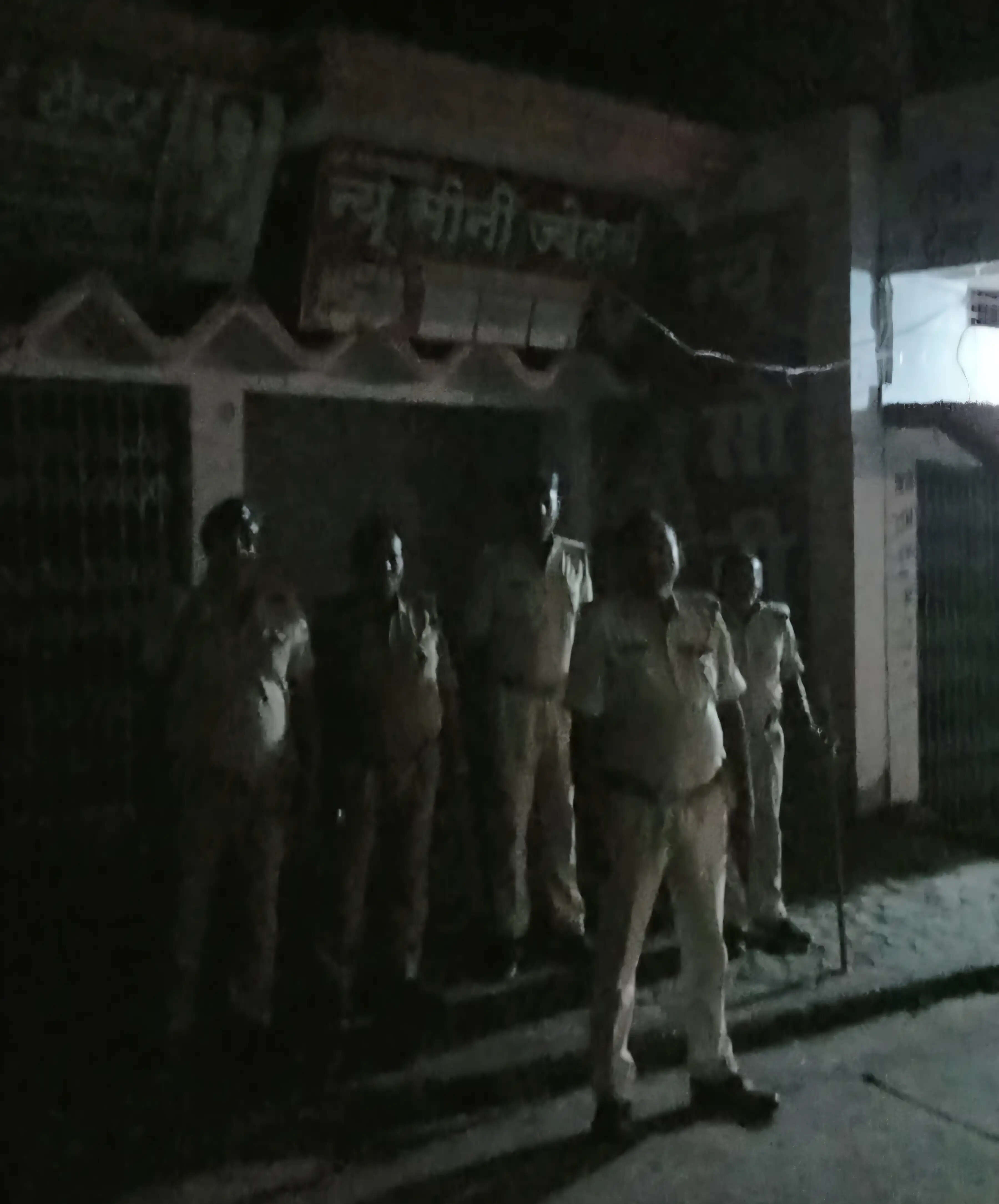 सारण में पुलिस ने देर रात होटलों और हॉस्टलों की जाँच की