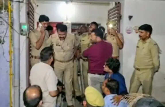 मकान में अवांछनीय गतिविधियों पर पुलिस का छापा,दाे महिलाओं समेत तीन हिरासत में