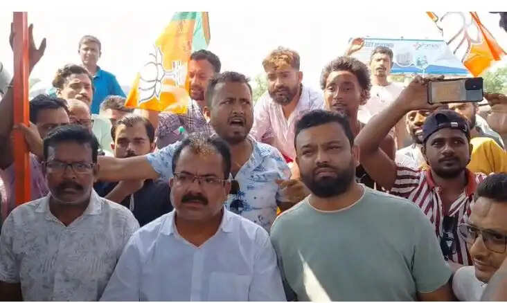 न्यू जलपाईगुड़ी स्टेशन पर “सिंडिकेट राज” के खिलाफ भाजपा का हल्ला बोल